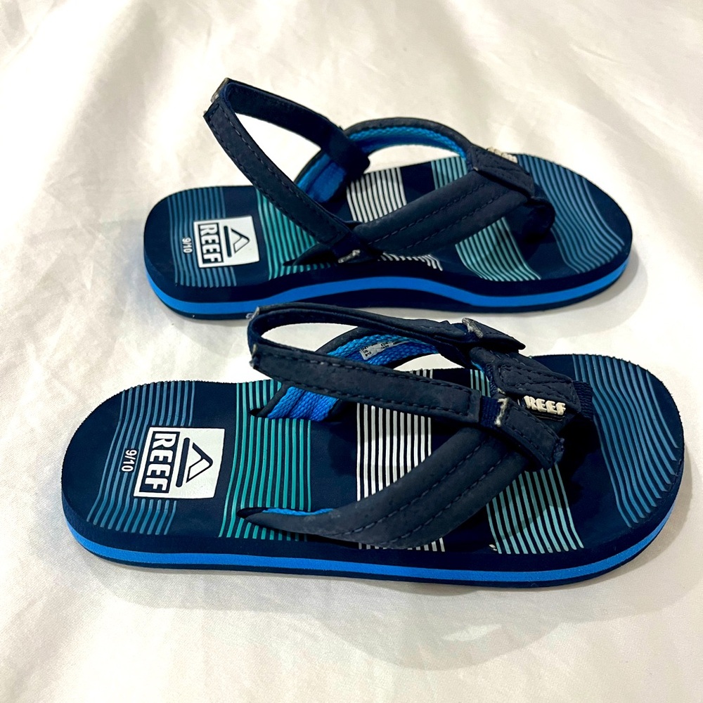 Reef kids sandals size 9/10.